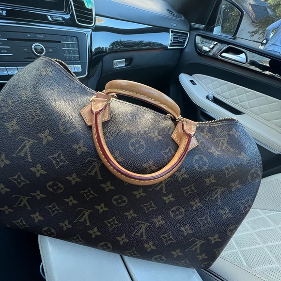 Louis Vuitton Speedy 35 in Monogram - Picture 10 of 17